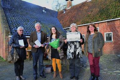 De beide eerste exemplaoren wodden uutrikt an de Stellingwarver wethoolders van kultuur Sierd de Boer (Oost-Stellingwarf en Frans Kloosterman (West-Stellingwarf) Bezukers: 35 Op 1 meert was in et