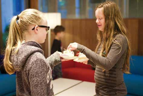 Deze vrijwilliger kan een luisterend oor en gezelligheid bieden aan de jonge mantelzorger. En eventueel ondersteunen bij praktische zaken.