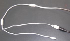 Leg de batterijtube op een tafel en verbind de stroomkabel met de lader met behulp van de meegeleverde Y- kabel.(afb. 6) 3.