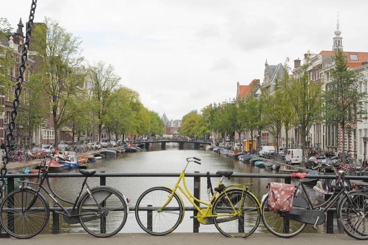 5 minuten fietsen en wanneer de Noord/Zuidlijn straks gereed is,