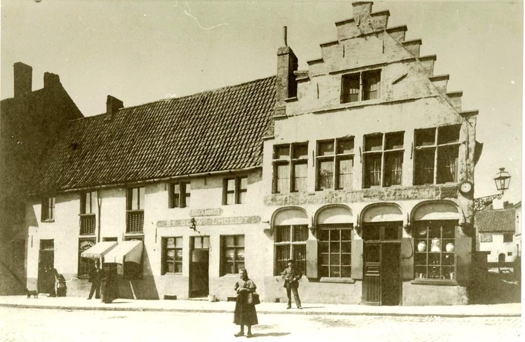 De straatnaam Heuvelstraat was nogal ongelukkig gekozen. De naam stond uiteraard in verband met de oude stadspoort die aan het einde van de straat had gestaan.