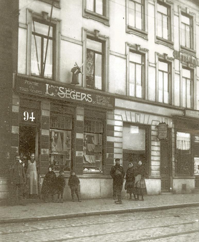 De Overpoortstr meer dan 100 jaar terug. Ook hier is v/h arbeiders-kwartier niets overgebleven. Alles is verdwenen. Alleen foto s laten ons zien hoe het vroeger was.