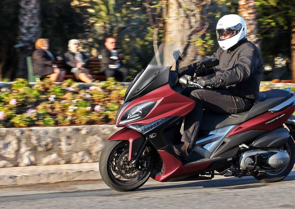 NEW XCITING 400i ABS BEYOND THRILLS 12 Reconnu comme la référence sportive de sa catégorie, le XCITING 400i ABS profite de sa version Euro4 pour se parer d un nouveau pare-brise, d un tableau de bord