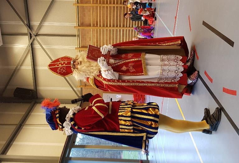 Vlaanderen om Sinterklaas en Zwarte Piet op te halen en naar school te brengen. In de sporthal zongen we vol verwachting met alle kinderen Sinterklaasliedjes. Maar het duurde en duurde.