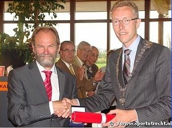 H. Janssen, ontving Paul Verweel de Zilveren Stadsmedaille voor zijn buitengewone verdiensten op het terrein van sport en wetenschappelijk sportonderzoek. Prof. dr. P. Verweel is hoogleraar, onderzoeker en directeur Onderwijs van de Utrechtse School voor Bestuur en Organisatiewetenschap van de Universiteit Utrecht.