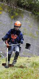 Onder begeleiding verrichten ze werk in onder meer de groenvoorziening bladblazen, maaien, zagen, dat soort klussen en andere ondersteunende werkzaamheden, zoals houtbewerking en horeca.