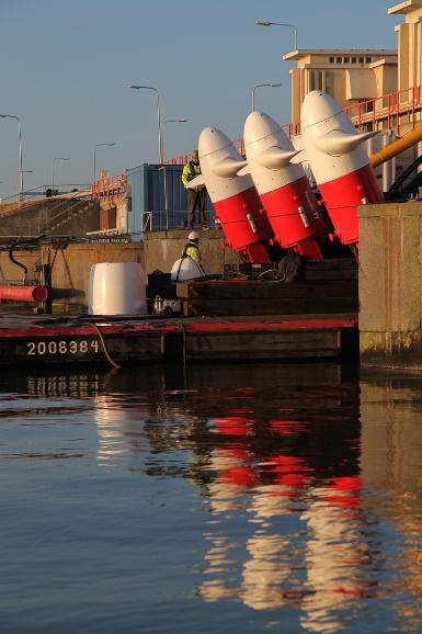 Op de momenten dat het waterpeil in de Waddenzee lager staat dan het IJsselmeer (10 cm verschil) wordt er vrijwel dagelijks zoetwater gespuid richting de Waddenzee.