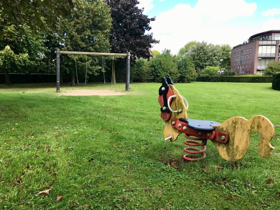 3.Speellocaties Beatrixpark / Park Schoonhout Hobbelfiguur paard Schommel Deze speellocatie wordt beperkt
