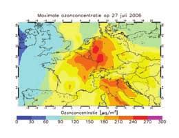 Met name gedurende warme, zonnige periodes de zomer kan de ozonconcentratie daardoor sterk toenemen. In de figuren zijn de maximale ozonconcentraties weergegeven op 27 juli 2006 en 2007.