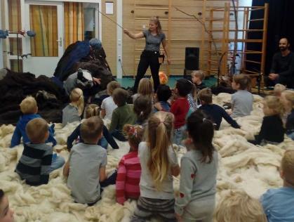 Afgelopen dinsdag hadden we een bijzondere poppenvoorstelling van Das en de wolk. Met prachtige muziek werden de kinderen in een fantasiewereld geleidt.