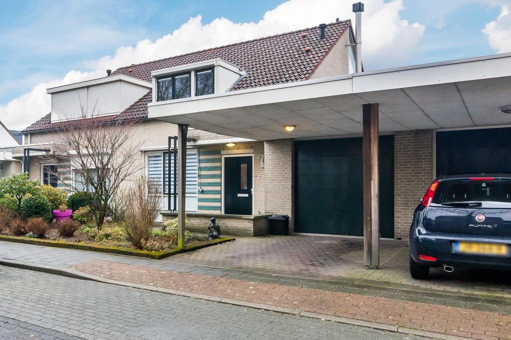 Vraagprijs 317.500,= k.k. Een riante leefruimte (63 m²) of een mogelijkheid voor slapen en baden op de begane grond? Deze verrassende twee-onder-één-kap woning biedt het allebei.