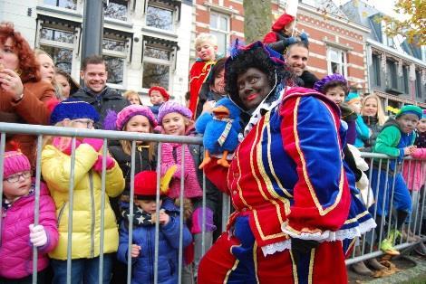 De juf was het wel gewend dat er buiten Sinterklaas! Zwarte Piet! ook juf Madeleine! werd geroepen, maar deze keer riepen ze ook Raai de Kraai!