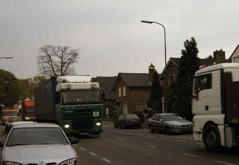 Eerbeekseweg drukke verkeersader Reuweg met grindbermen Molenbeek met stads profiel Horstweg en een deel van de Beekbergerweg.