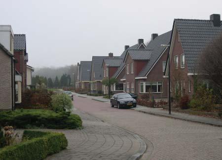 Bijzonder aan de ligging op de fl ank van de stuwwal is ook dat vanuit het omliggende hoger gelegen landschap goed zicht is op het daklandschap van van Loenen en Zilven.