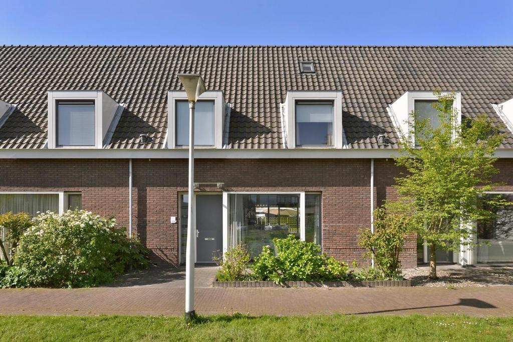 HOUTSNIPSTRAAT BROCHURE 25 ZIERIKZEE In een zeer kindvriendelijke woonwijk bieden wij deze vrij nieuwe goed onderhouden en super geïsoleerde ruime tussenwoning aan,