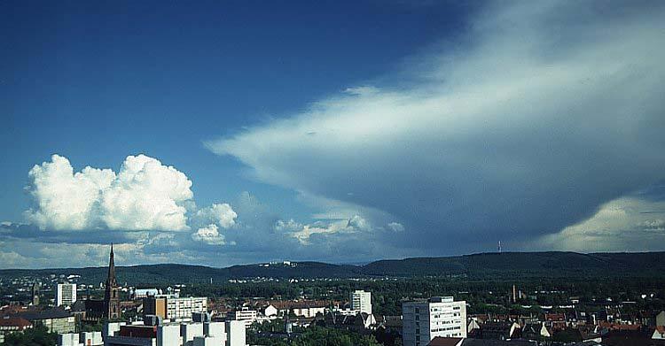 7.3.5 Weersverschijnselen Bij EC s treedt gewoonlijk convectieve neerslag op. De buien kunnen afhankelijk van de situatie gepaard gaan met onweer, hagel en windstoten.