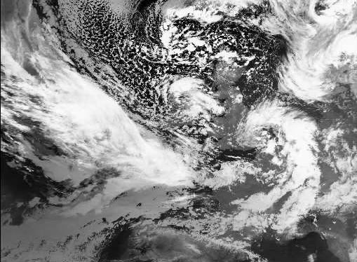 7.4 Comma 7.4.1 Wolkenstructuur op satellietbeelden In polaire lucht boven zee ten noorden van de jet-stream zijn vaak gebieden aanwezig met versterkte cumulus convectie (EC s).