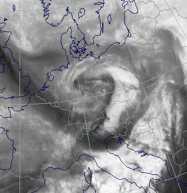 Het IR-beeld, figuur 9 is wit hetgeen wijst op hoge koude toppen. Boven Tsjechië reiken de toppen het hoogst. Hier bevindt zich de linker uitgang van de jet.