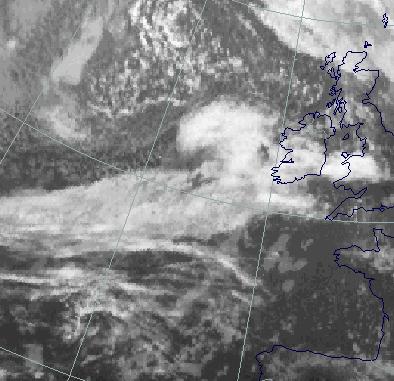 Bovendien is de frontale zone aan oplossing onderhevig. Vooral aan de zijde van het koufront toont figuur 4 dat vrijwel alle hogere bewolking is verdwenen door intrusie van droge dalende lucht.