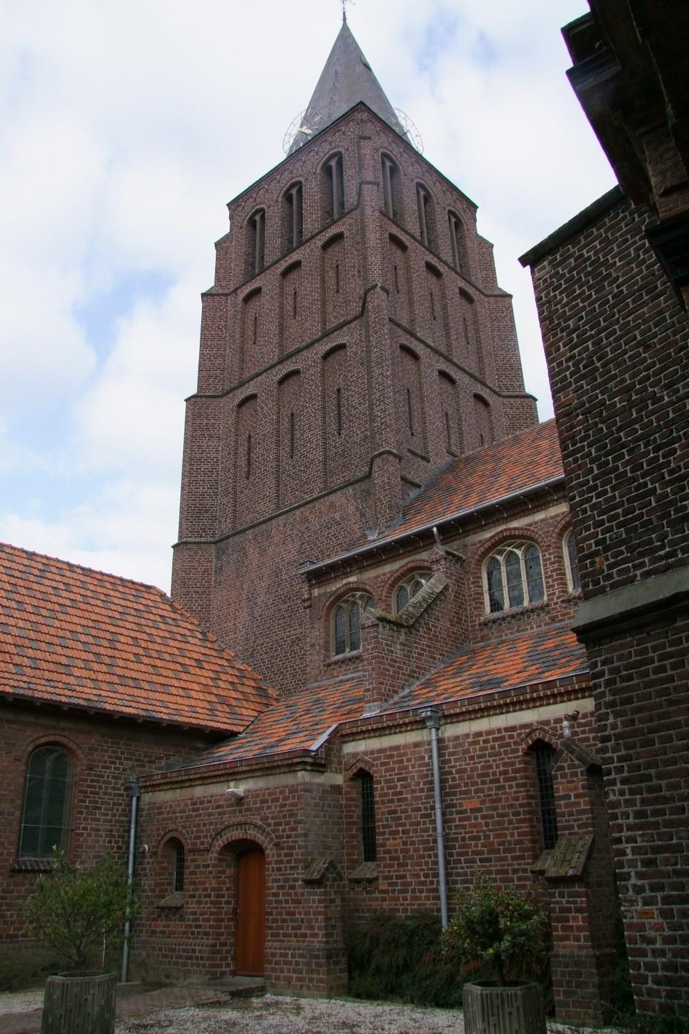 Vervolg voorpagina Restauratie klokkenstoel en klokken van de St. Petrusbasiliek Ik bezoek de verschillende kloosters van de Karmelieten.