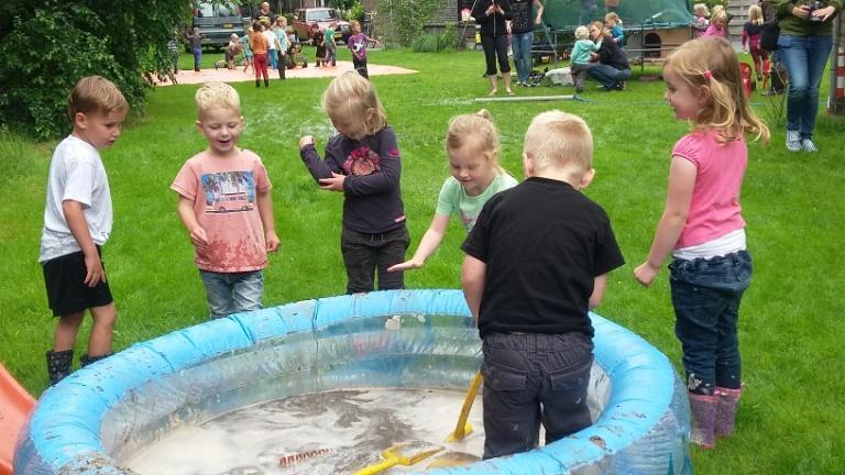 Afscheid groep 8 Maandag 11 juli (na schooltijd) gaat meester Leon samen met de kinderen van groep 8 wat leuks doen. Dit om de basisschooltijd leuk af te sluiten.