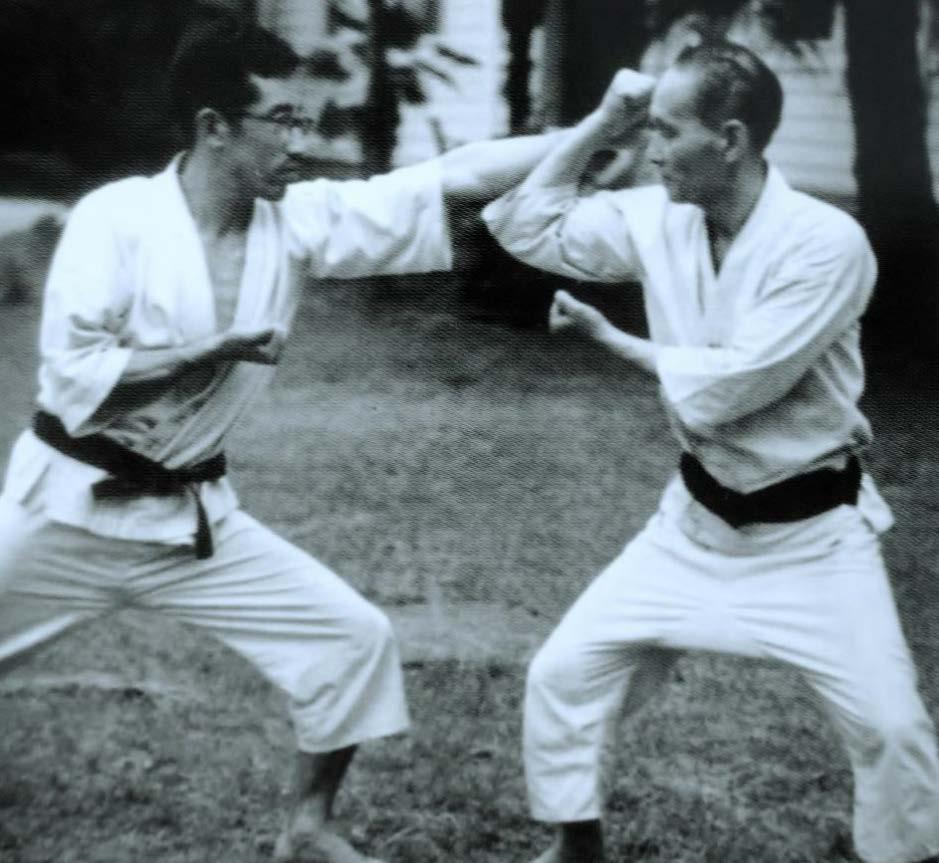 Het zou echter nog tot na de oorlog duren voordat het karate verder werd verspreid, aanvankelijk via de universiteiten.