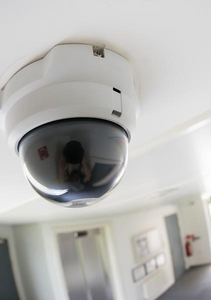 SITUATIESCHETS INTRAMURALE ZORG: Klant (mantelzorger) vraagt om installatie van camera in huis van zieke moeder in verband met valgevaar. Belangrijk is onderscheid: 1. In eigen huis?