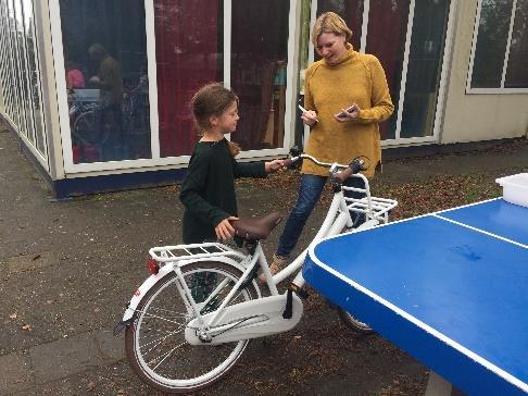 Fietscontrole Woensdag 1 november heeft de jaarlijkse fiets controle plaatsgevonden. Dit jaar werden we bijgestaan door een medewerker van Veilig Verkeer Nederland.