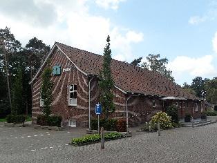 Over drie bruggen moet je lopen: Met vaste grond onder de voeten vertrouwend in zijn daden Wankel, maar het houdt vertrouwend op zijn woord De afgrond in en door hem gevangen