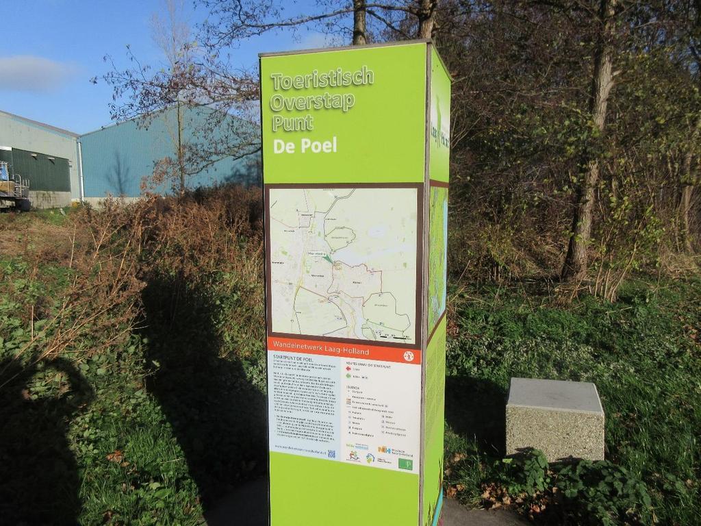 De kilometer terug naar De Poelboerderij volgen we de rivier langs fraaie bruinevloot-schepen en aan de overkant de Zaanse Bocht van Wormerveer.