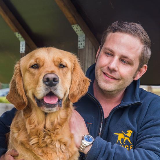 Geregeld mogen de viervoeters een paar uur rennen en ravotten in het bos. Ontspanning is een belangrijk onderdeel van de opleiding, maar ook een oefening.