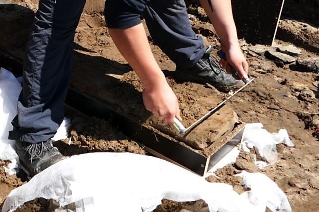 Bij lemige of kleiige bodems is het een heel karwei om het materiaal achter de kist te verwijderen. Voor dit type bodems kan een alternatieve methode gehanteerd worden.