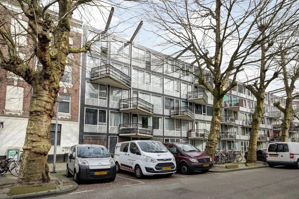Heerlijk ruim vier-kamer appartement van 91 m2 in de Dapperbuurt! Het appartement is om de hoek gelegen van het Oosterpark, de Dappermarkt en het Flevopark. Met recht een toplocatie dus!