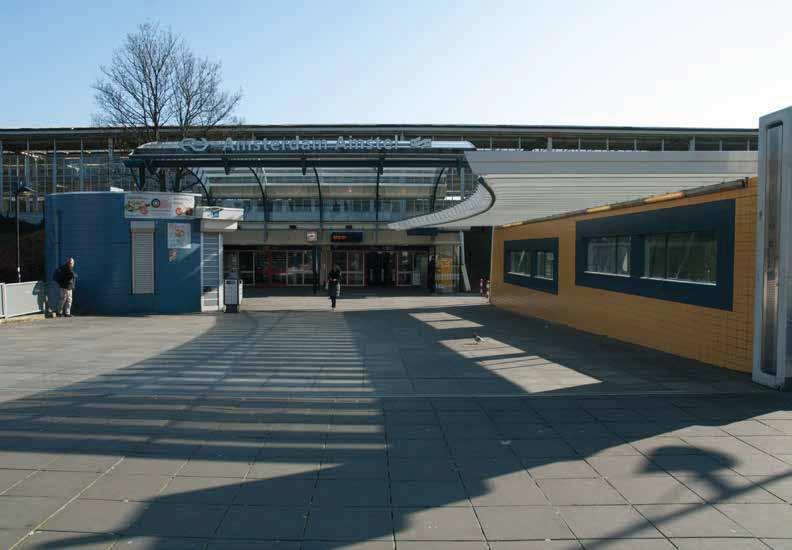 AMSTELSTATION eigenaar NS / rorail oppervlak kavel 8.000 m 2 bruto vloer oppervlak nihil Het monumentale stationsgebouw (architect H.G.J. Schelling, 1939) is van oudsher op de Watergraafsmeer gericht.