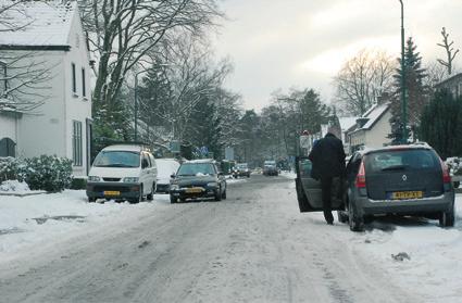 A10. Welke bestuurders mogen een weg met dit bord inrijden? A. Bestuurders van personenauto s. B. Bestuurders van trekkers met een oplegger. C.