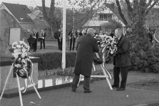 Pagina 4 65 jaar bevrijding Wagenborgen Indrukwekkende herdenking Op donderdag 22 april organiseerde de commissie bevrijding en herdenking een indrukwekkende bijeenkomst bij het monument.