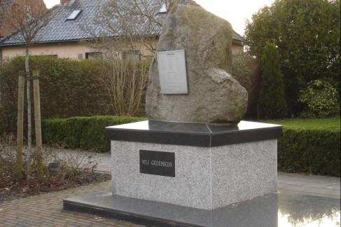 Aansluitend werden kransen en bloemen gelegd bij het monument. Na afloop van de plechtigheid vertrokken de aanwezigen naar de feesttent, waar een herdenkingsdienst werd gehouden.