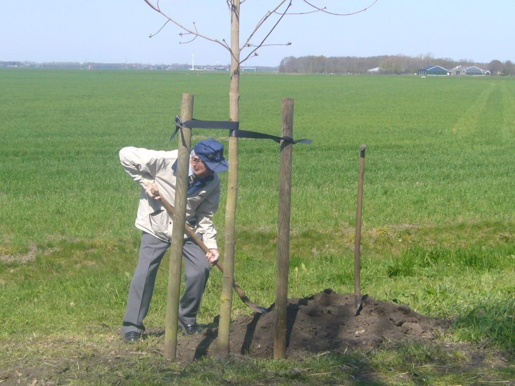 Pagina 5 Verzet en vrijheid Door Thuja Martens Hier in Wagenborgen zijn wij nu blij, Want de oorlog is voorbij. 65 jaar geleden was het niet fijn wat ze met de mensen deden.