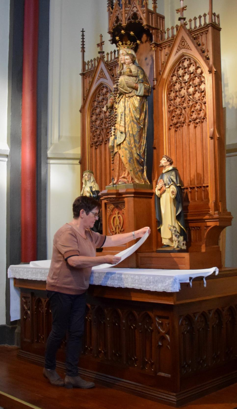 Mijn naam is Henny, getrouwd met Wim van het parochiekantoor. Ik onderhoud samen met andere vrijwilligers het kerkgebouw: schoonmaken en schoonhouden, het koperwerk en het verzorgen van de kerkenwas.