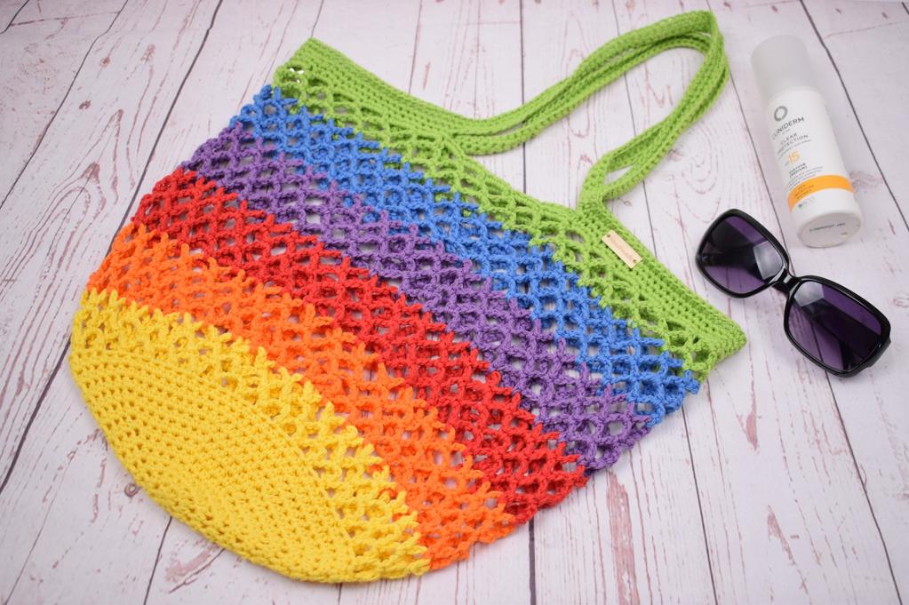 Strandtas Regenboog Materialen: - Haaknaald nr. 5 - Rainbow Cotton 8/4. Er wordt gehaakt met dubbele draad in 6 verschillende kleuren. Koop garen en toebehoren hier: http://shop.hobbii.