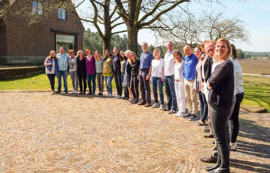 De meest links staande vrijwilligers zijn al 23 jaar bij de organisatie, sinds 1993.