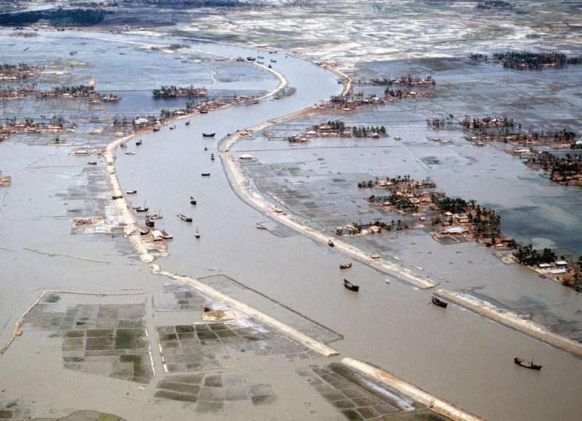 Wanneer wordt een overstroming een ramp? Tweederde van het vasteland in Bangladesh staat jaarlijks onder water. Overstromingen zijn onderdeel van de seizoenen.