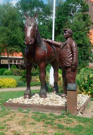 Ter gelegenheid van het 125 jarige bestaan van het dorp ontwerpt in 1991 Homme Venema dit kunstwerk Man en paard, gemaakt van eikenhout.