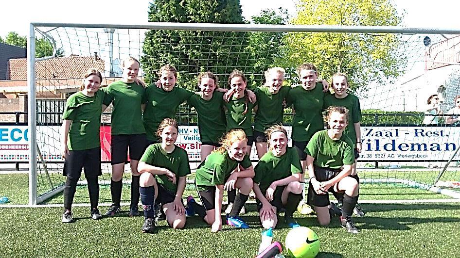 voetbalkunsten vertonen in Vierlingsbeek.