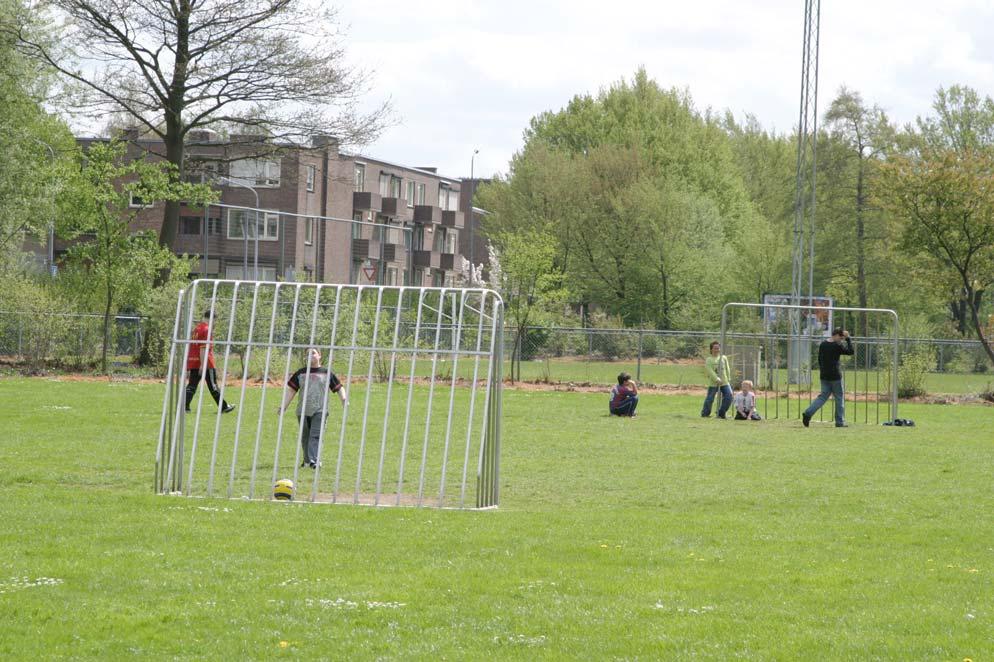 Jongeren voetballen veel in de wijk