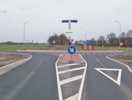 Op deze foto s is te zien hoe een kruispunt in de provincie Drenthe is omgebouwd tot rotonde,