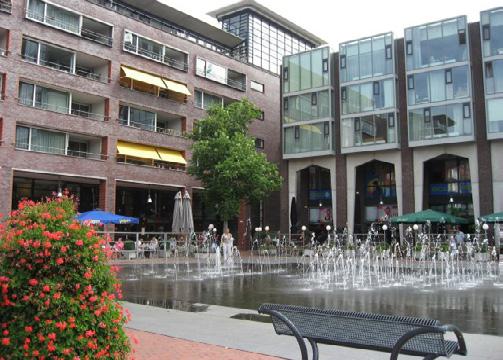 Hier bevinden zich een groot winkelcentrum, de centrale bibliotheek, alsmede culturele voorzieningen, horeca en kantoren. Het winkelgebied in het Stadshart is het grootste binnen de regio.