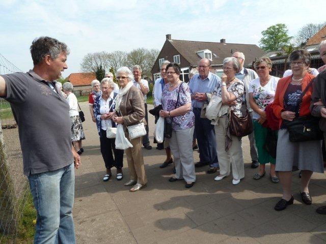 Verslag van het Voorjaarsreisje naar Tilburg en Vlake op 7 mei 2013. Met een goed humeur vertrokken we na de dagopening naar Tilburg. Daar bezochten we de Edelhertenboerderij De Zonhoeve.