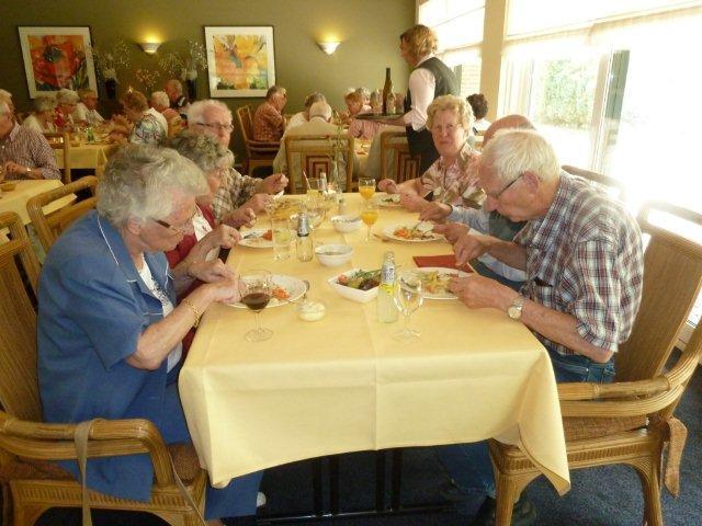 Het was fantastisch om te zien hoe daar de Edelherten leefden en hoe ze met veel plezier in de modder lagen te spartelen. We werden later in Hoogerheide nog verwend met een heerlijk diner.