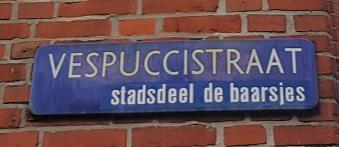 G.T. Tjadens (Lubbers en Dijk Notarissen te Amsterdam) van: 1) het huis met erf en grond (4 woningen) en